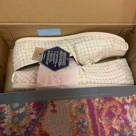 Brand new Toms with box and tags - Picture 2 of 4